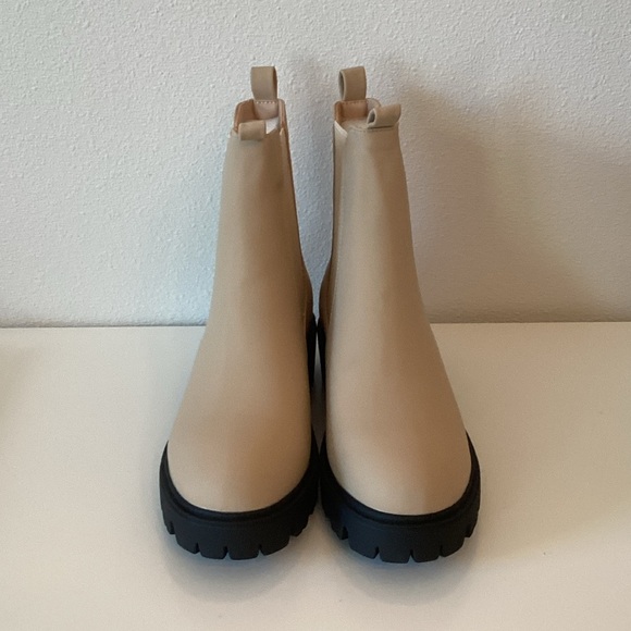 Journee Collection Elegant Tan Ankle Boots with Black Soles - Picture 5 of 5